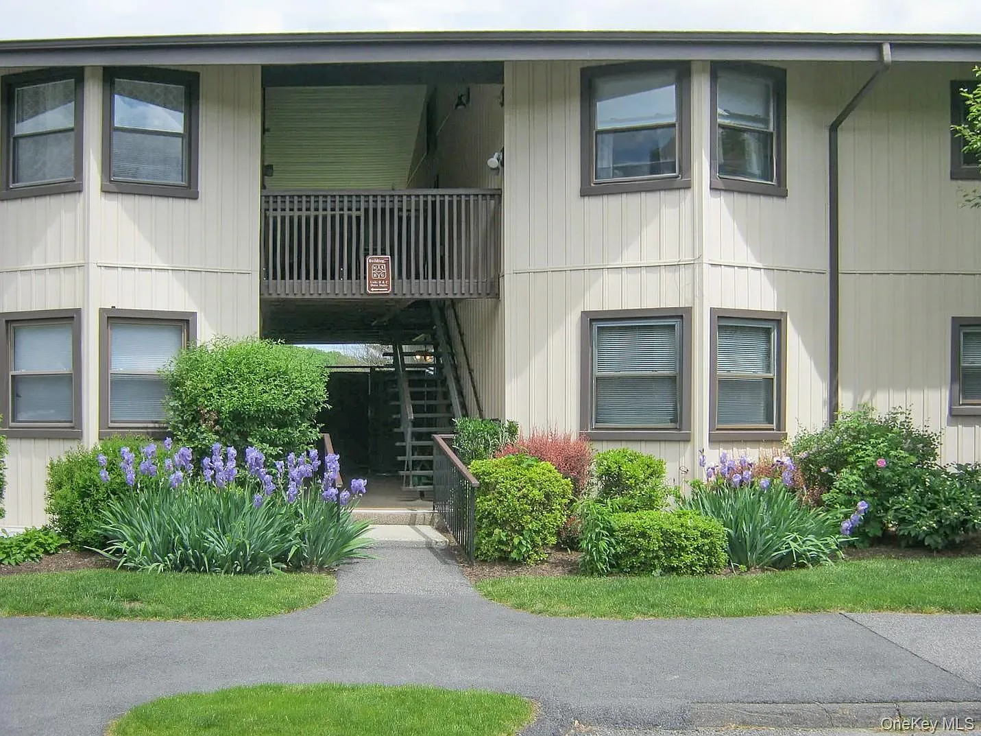 18L Hastings Court photo 1