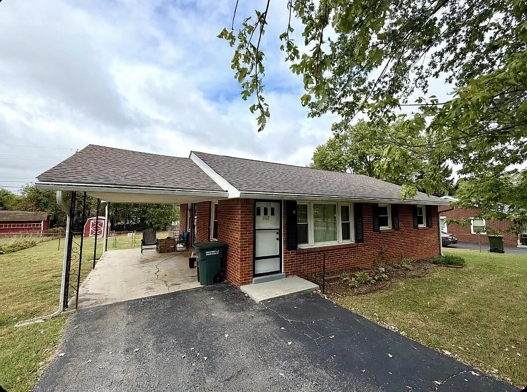 3 bed, 1.0 bath, 1036 sqft, $1,250 — Photo 1
