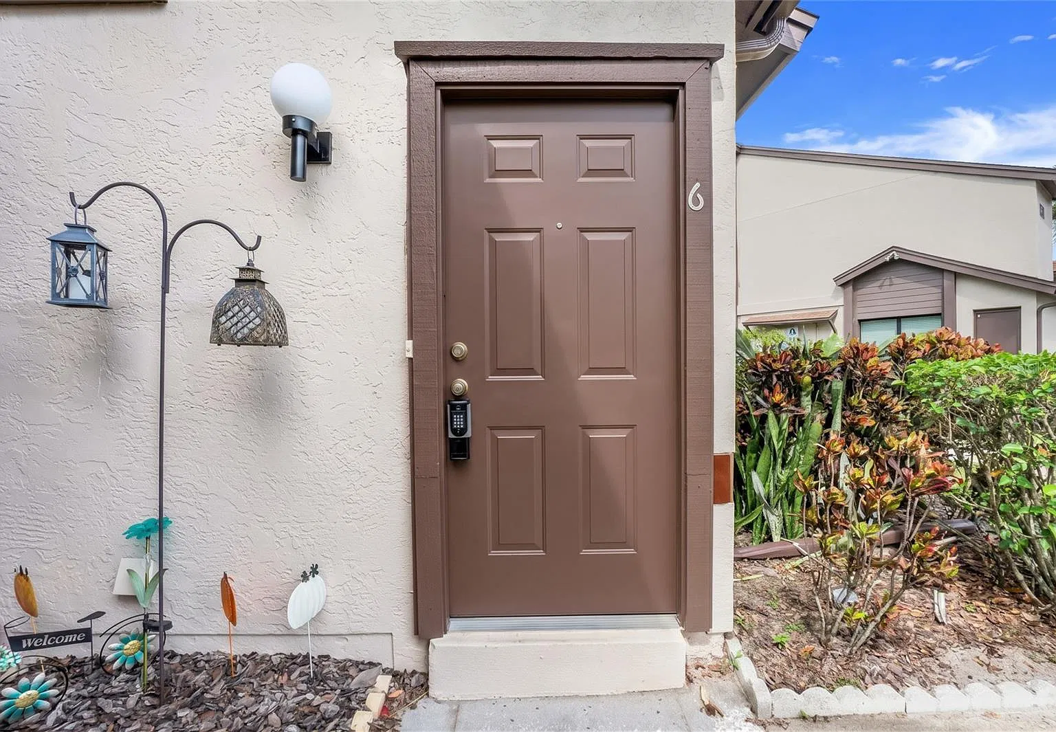 3 bed, 3.0 bath, 1182 sqft, $1,900 — Photo 2