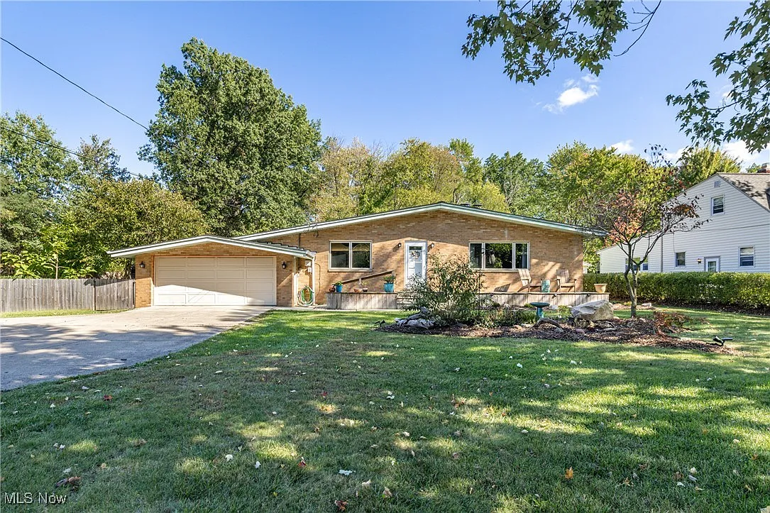 1369 Bradley Rd photo 1