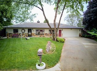 655 W Estate Ct, Elkhorn, WI 53121