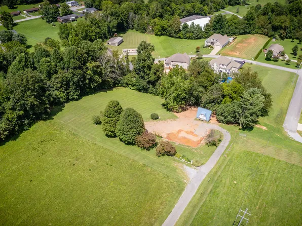 350 Plantation Dr, Unicoi, TN 37692