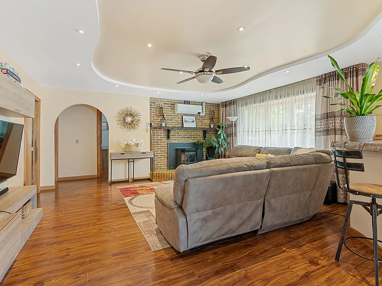 Laurene Dr — Photo 13