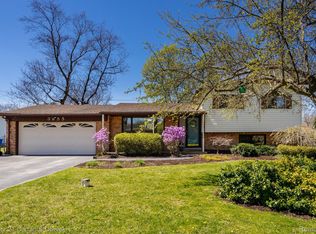 3855 Canute Rd, Commerce Township, MI 48382