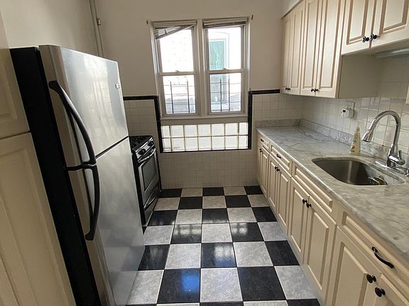 4th image of 2140 Watson Ave #2