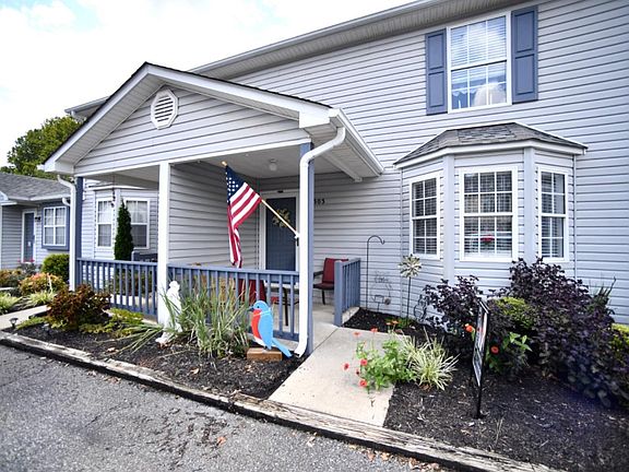 4th image of 303 Goose Meadow Dr