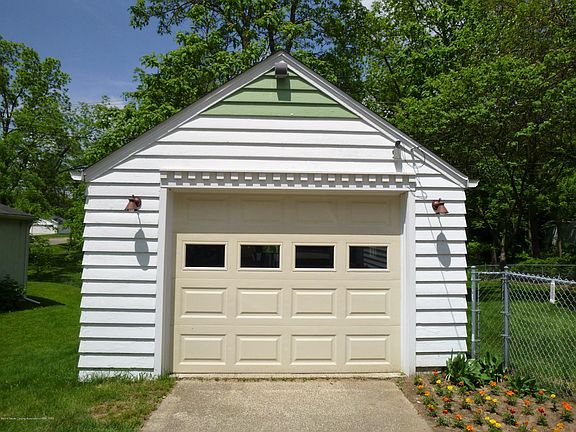 4th image of 530 W Grand River Ave