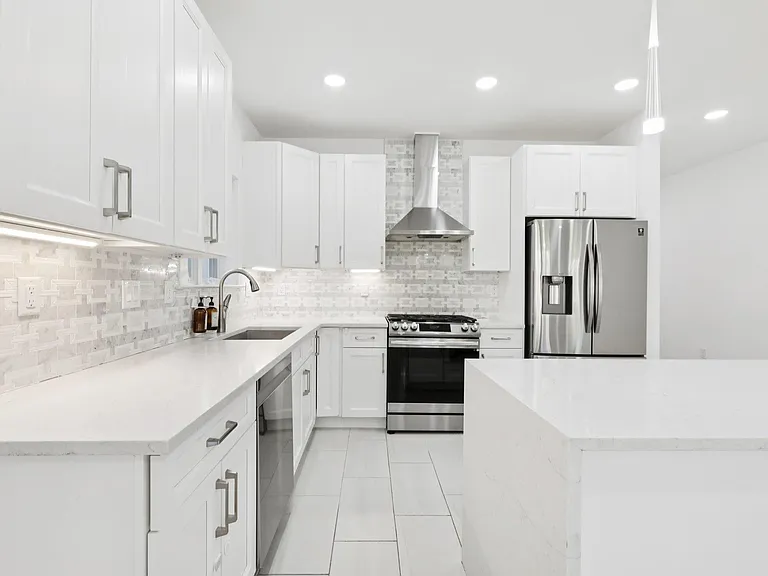 131 Zabriskie St — Photo 18
