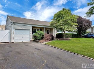 14 Judson Dr, Middlesex, NJ 08846