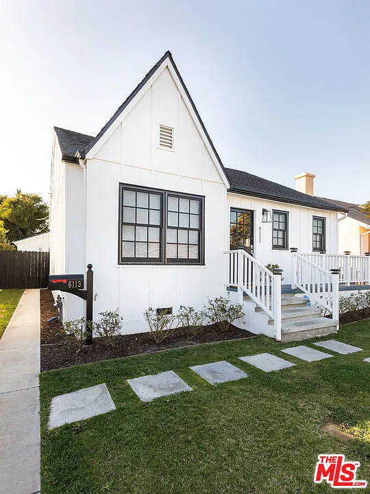 3 bed, 2.0 bath, 900 sqft, $3,850 — Photo 3
