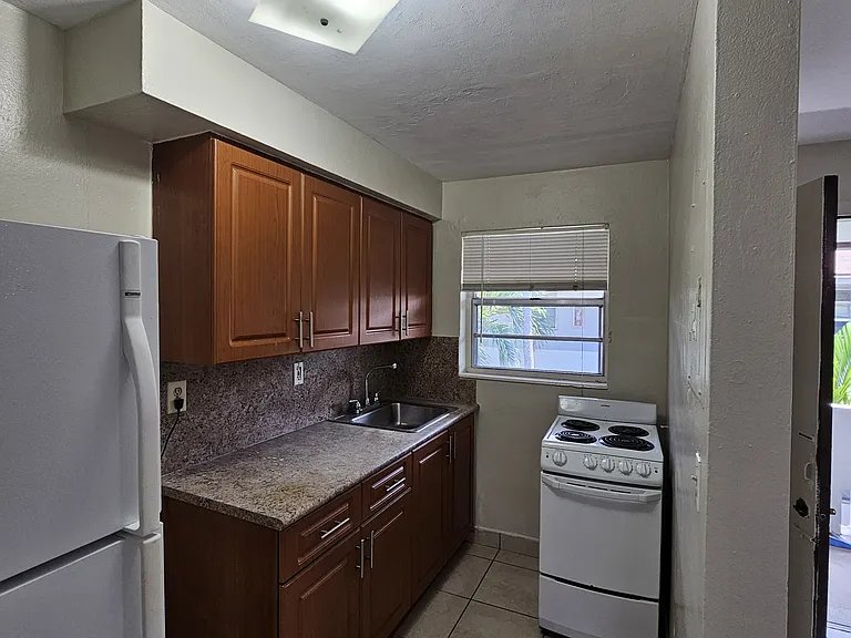 667 W 29th St #6 — Photo 6