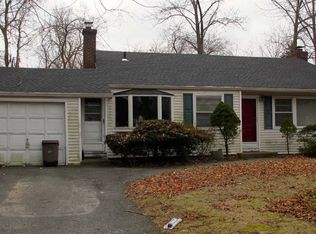 16 Berry Ct, Huntington Station, NY 11746