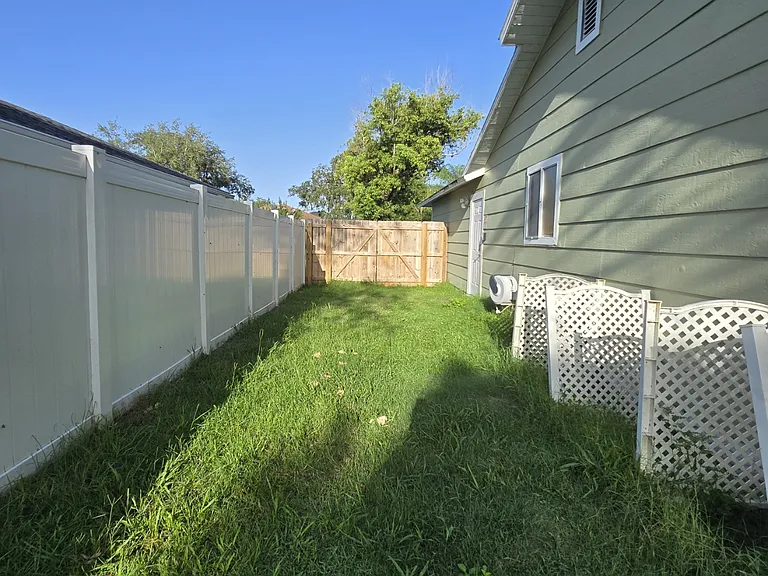 1545 Maxwell Ln — Photo 13