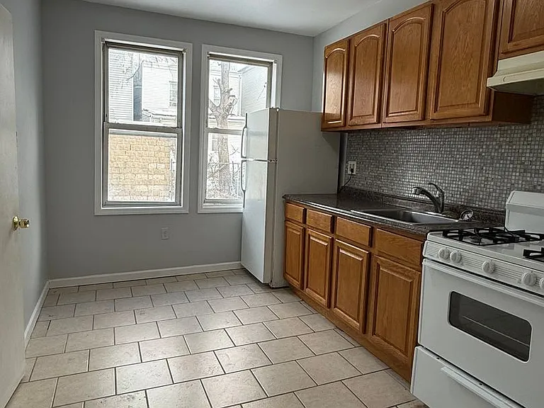 36 Clarke Ave — Photo 4