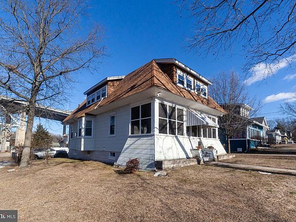 3rd image of 202 Velde Ave