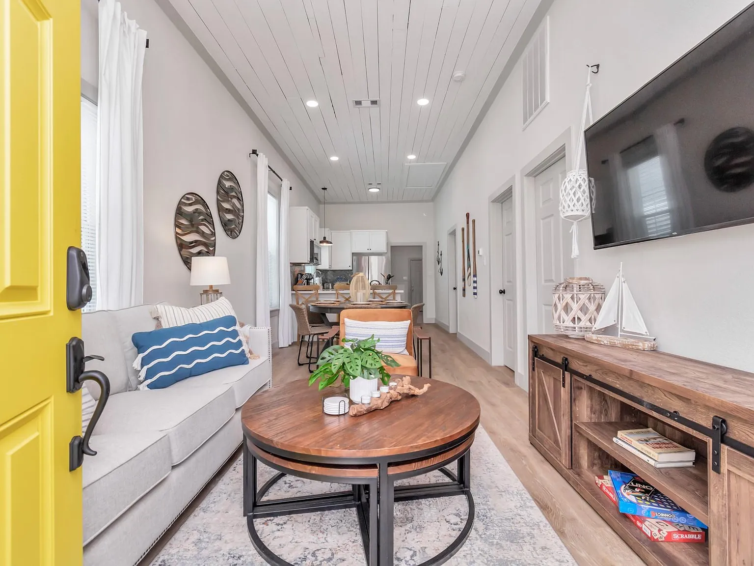 3 bed, 2.0 bath, 1082 sqft, $2,300 — Photo 3