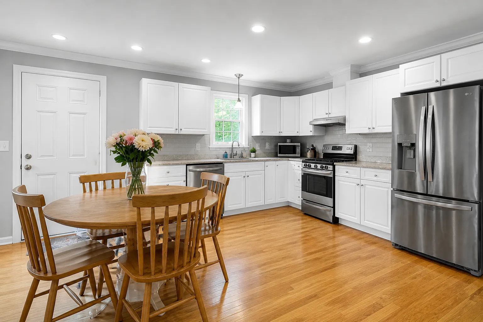 3 bed, 1.5 bath, 1200 sqft, $3,600 — Photo 2