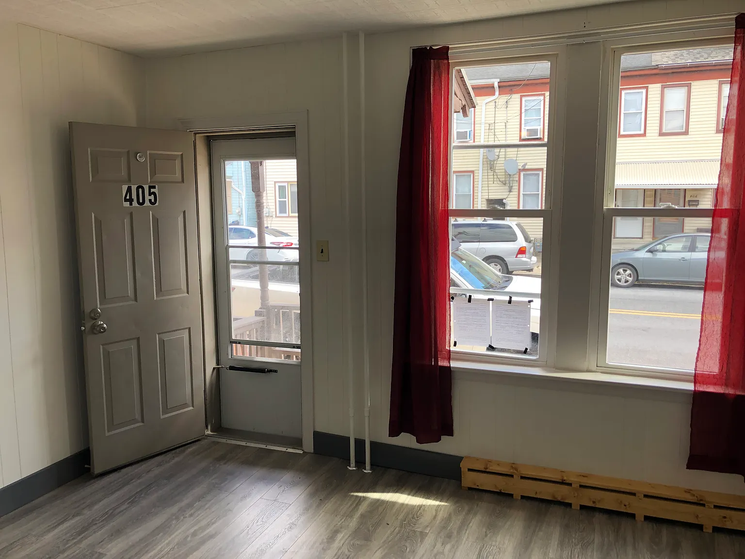 3 bed, 892 sqft, $1,300 — Photo 1
