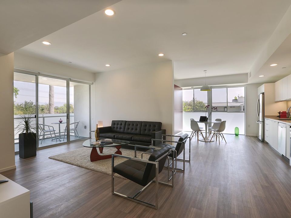 1st image of 12602 Moorpark St APT 401