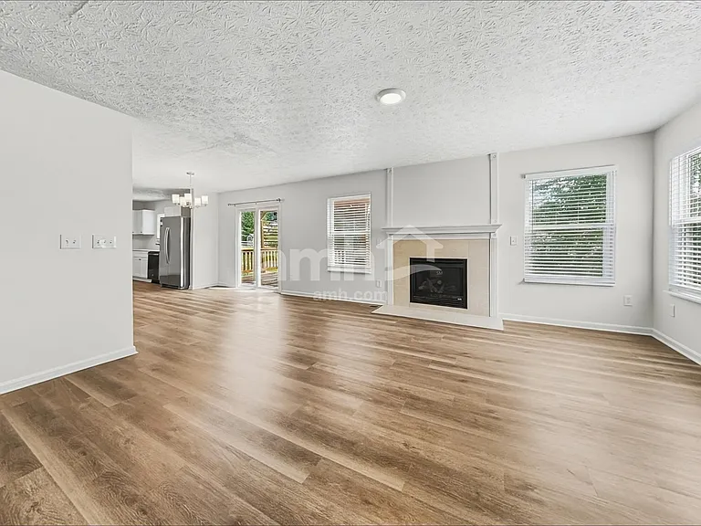2044 Woodmere Dr — Photo 8