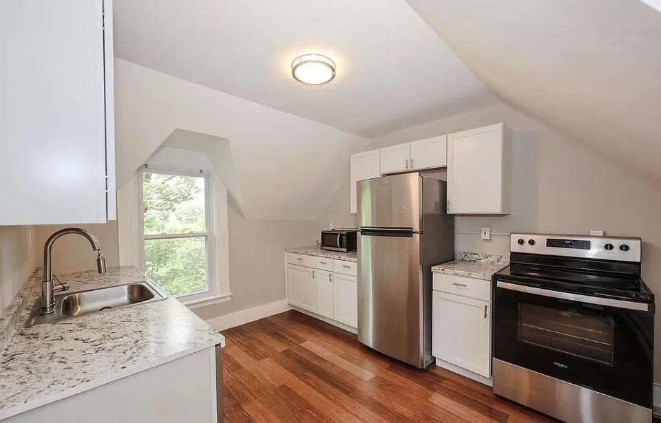 2 bed, 1.0 bath, 1050 sqft, $2,100 — Photo 1