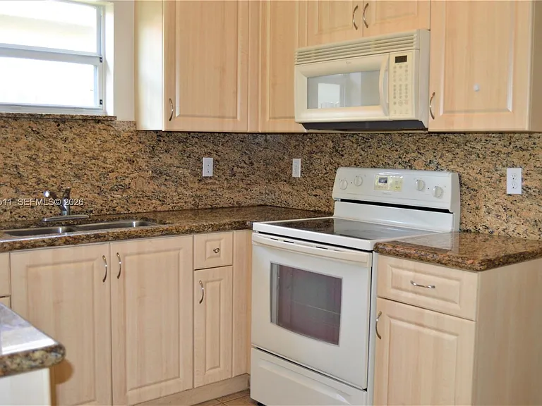 1855 NE 36th Ave — Photo 11