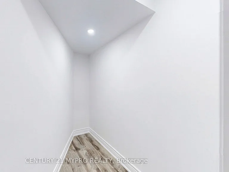 13 Manor Glen Cres #BASEMENT — Photo 10