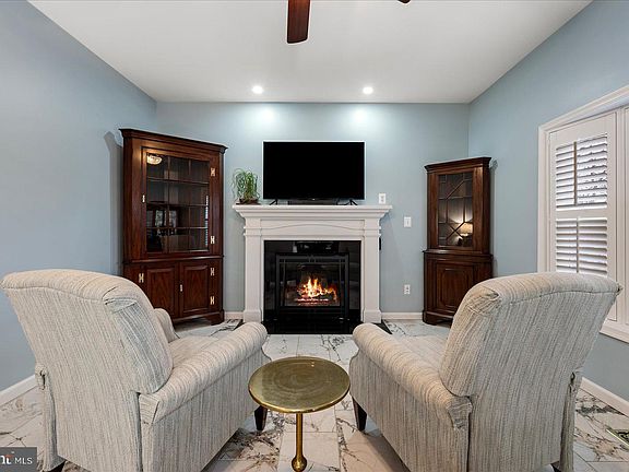 4th image of 978 Old Charles Town Rd