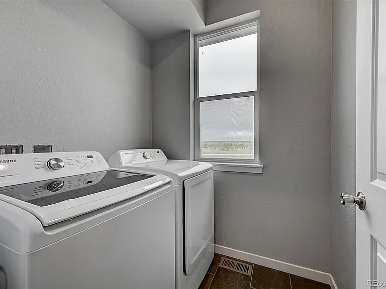 589 S 3rd Ave — Photo 16