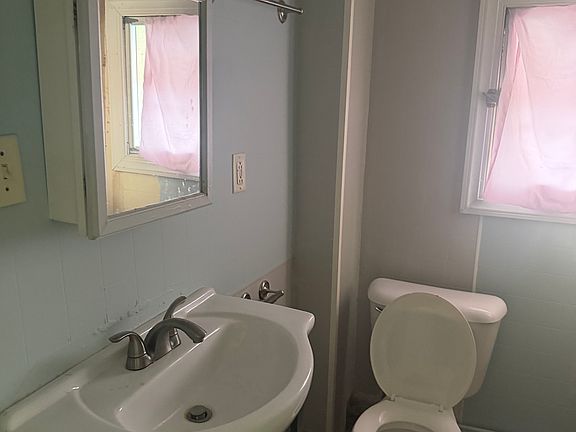 2nd image of 142 Campbell St #Up