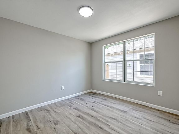 5th image of 3274 Reeves St #B