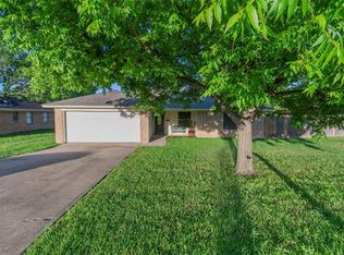 1025 Bryant St, Benbrook, TX 76126