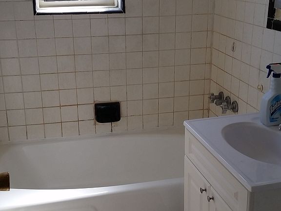 4th image of 715 E 32nd St APT 4B