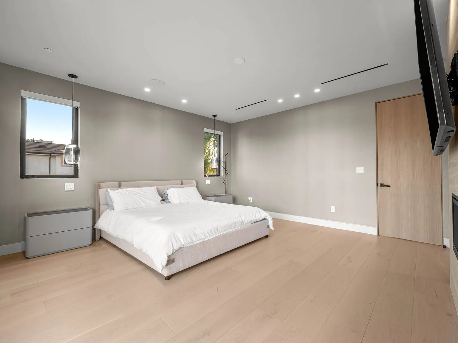 7 bed, 6.5 bath, 4200 sqft, $30,000 — Photo 4