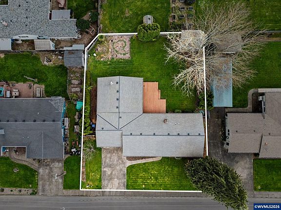 5th image of 555 Sacre Ln N