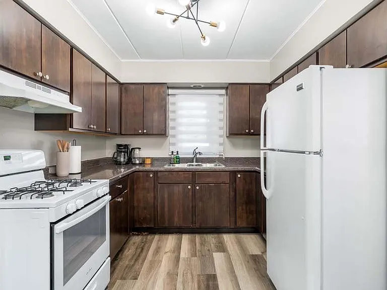 816 W Saint James St #1E — Photo 9