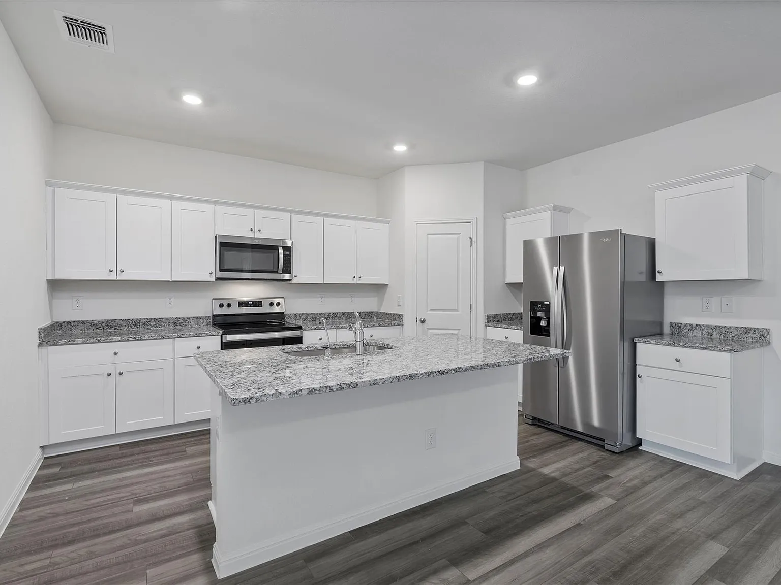5 bed, 3.0 bath, 2609 sqft, $2,250 — Photo 4