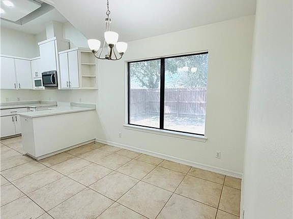 4th image of 2808 Truman Ave