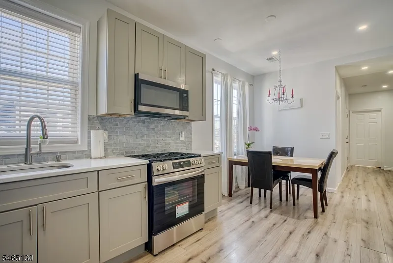 3 bed, 1.0 bath, 2400 sqft, $3,000 — Photo 3