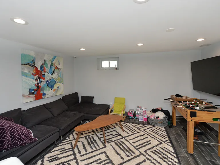 154 Middlesex Ave — Photo 25