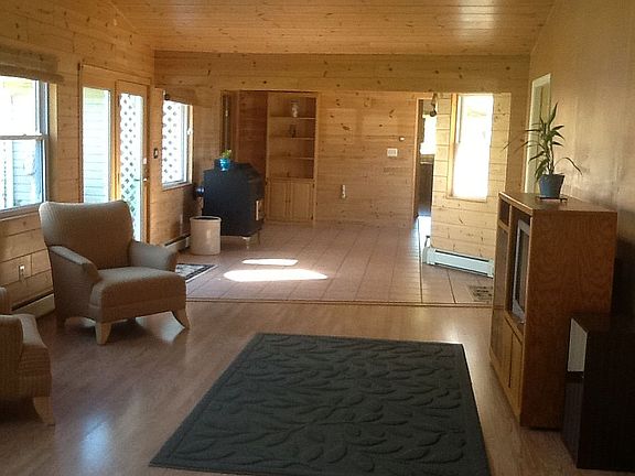 Open entryway w/bath on left