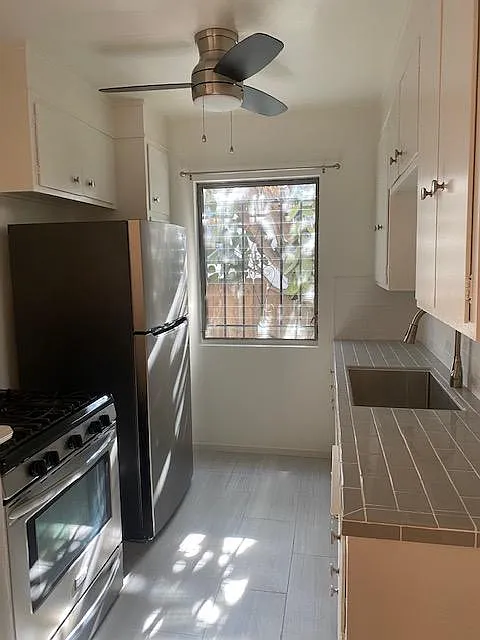 Building Photo - 132 S Hayworth Ave #4