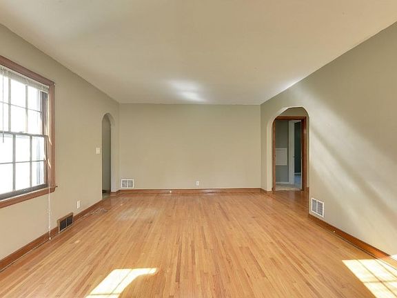 5th image of 118 Hill St E