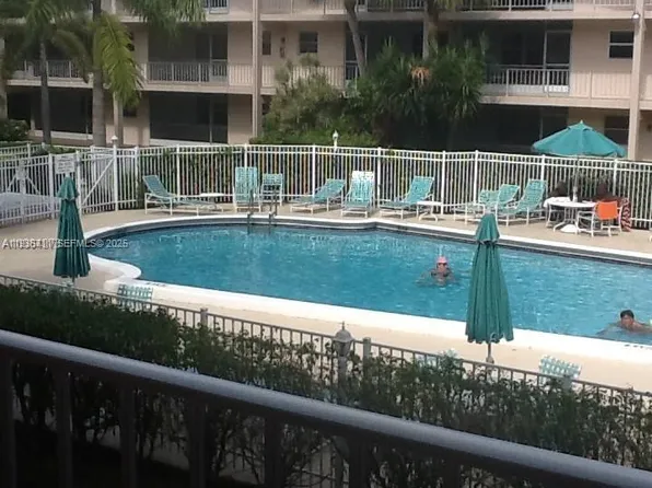 541 Blue Heron Dr APT 215, Hallandale Beach, FL 33009
