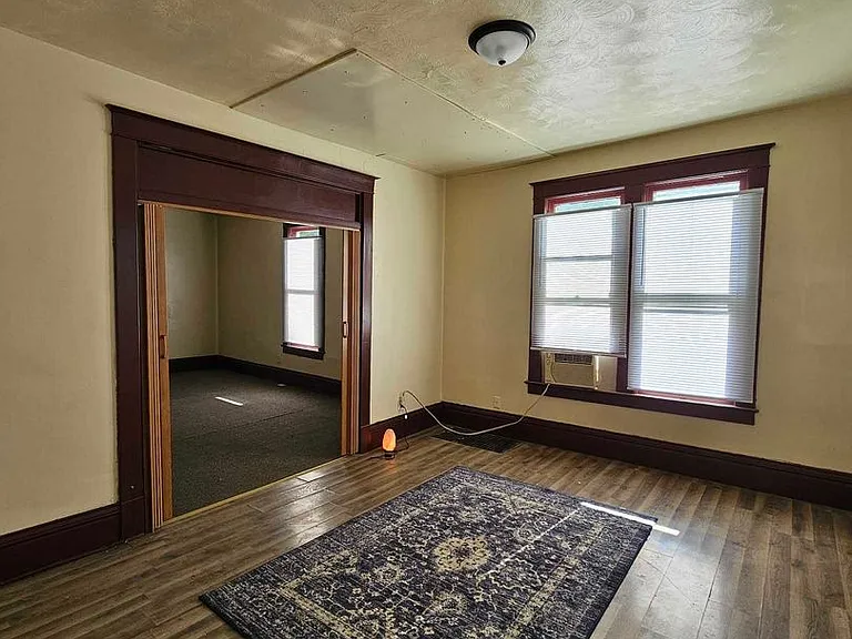 812 E Cantrell St — Photo 2