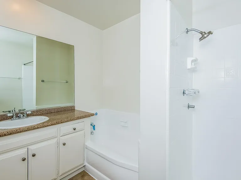 220 E Live Oak St — Photo 20
