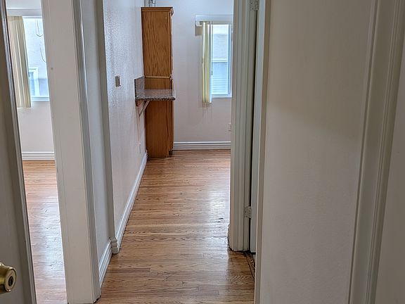 4th image of 149 S Manhattan Pl #106