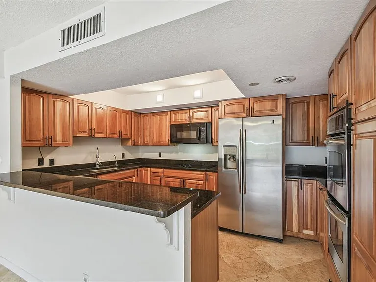 100 Oakmont Ln #106 — Photo 17