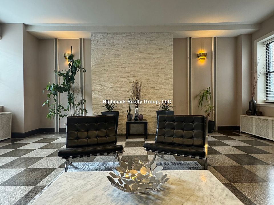 2nd image of 3933 N Clarendon Ave APT 209