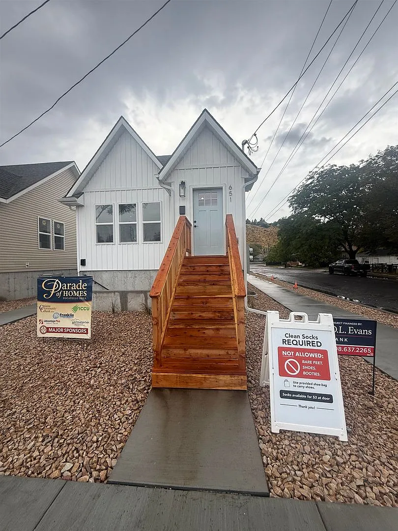 651 N Johnson Ave — Photo 1